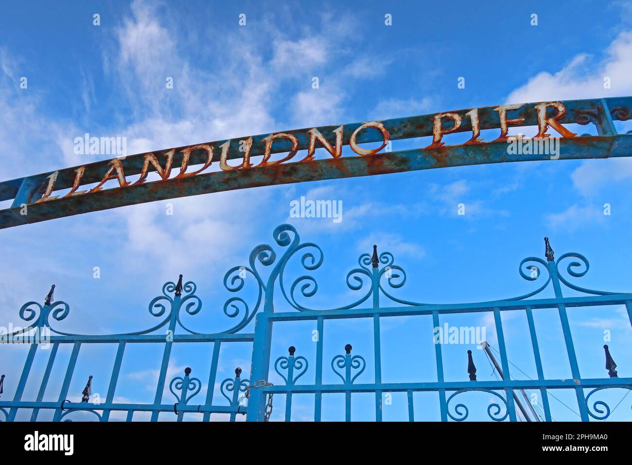Le porte d'ingresso storiche ornate al molo privato di Llandudno, North Parade, Llandudno, Conwy County, Galles settentrionale, REGNO UNITO, LL30 2LP Foto Stock