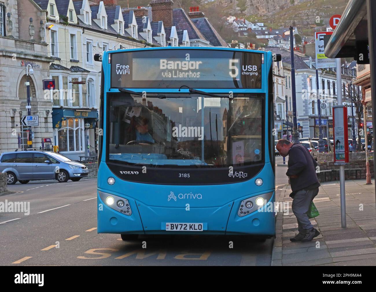 Servizio di autobus locale del Galles del nord, arriva bus BV72KLO - 3185 Llandudno a Bangor servizio n. 5 - collegamenti costieri lungo la costa, fermata nella città di Llandudno Foto Stock