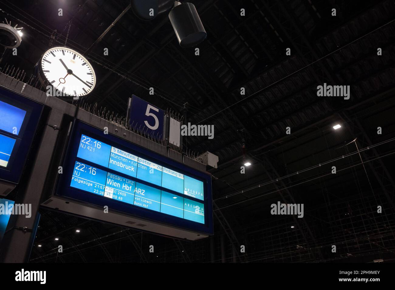 Immagine di un cartello partenze nella stazione ferroviaria principale di Colonia che indica la partenza di un treno per Vienna e Innsbruck, gestito da Night Jet. Vicino Foto Stock