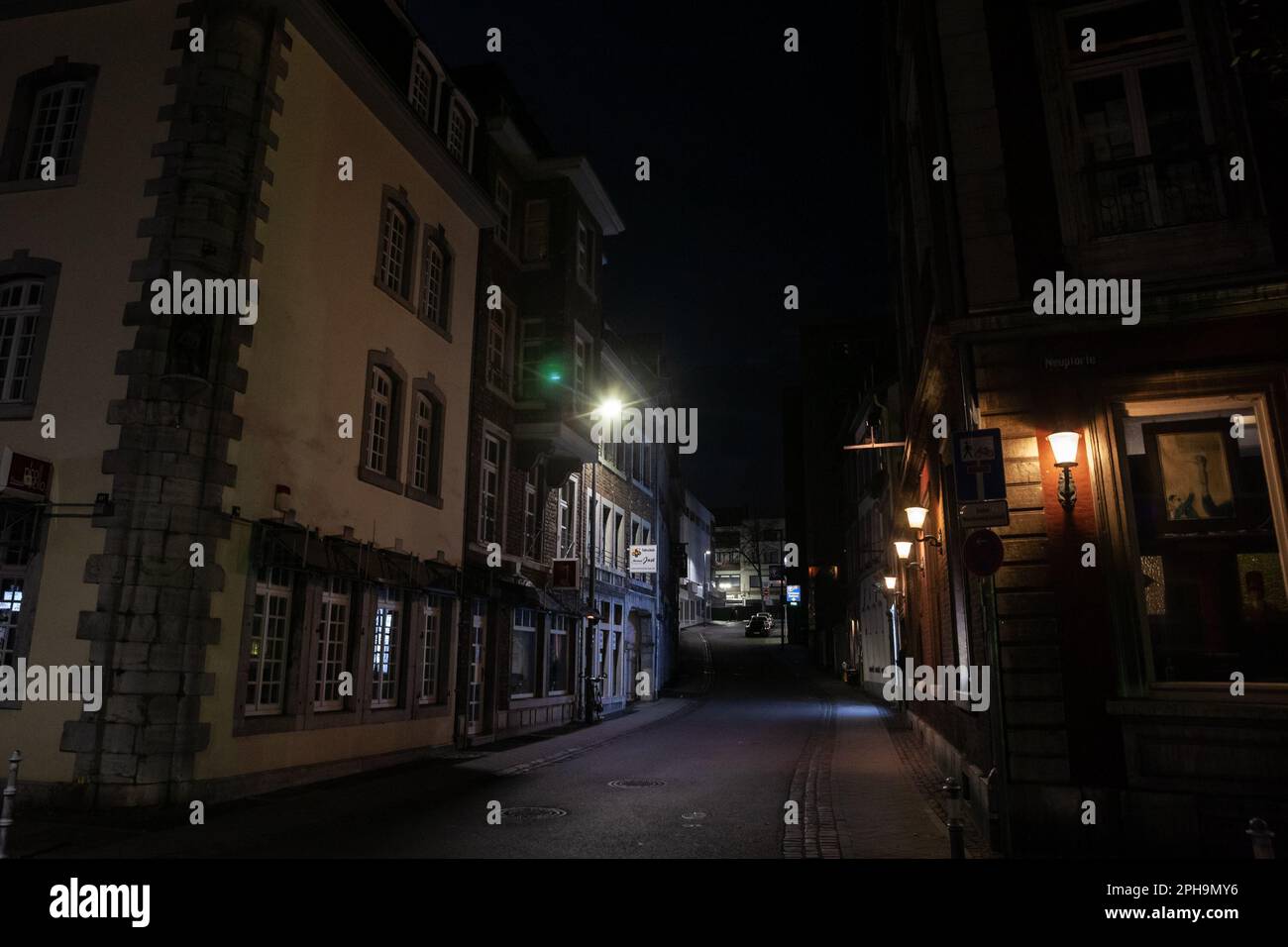 Foto delle facciate della strada Mostardstrasse di notte, vuota e deserta , con un'architettura tedesca d'epoca, nel centro di Aquisgrana, Germa Foto Stock