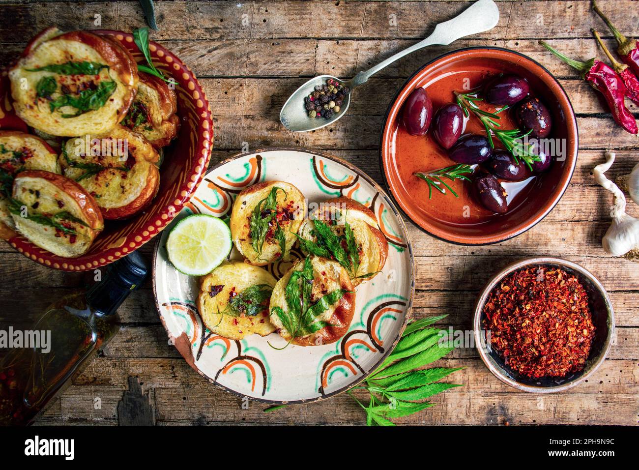 In casa la bruschetta con la marijuana e ingredienti naturali in vista superiore Foto Stock