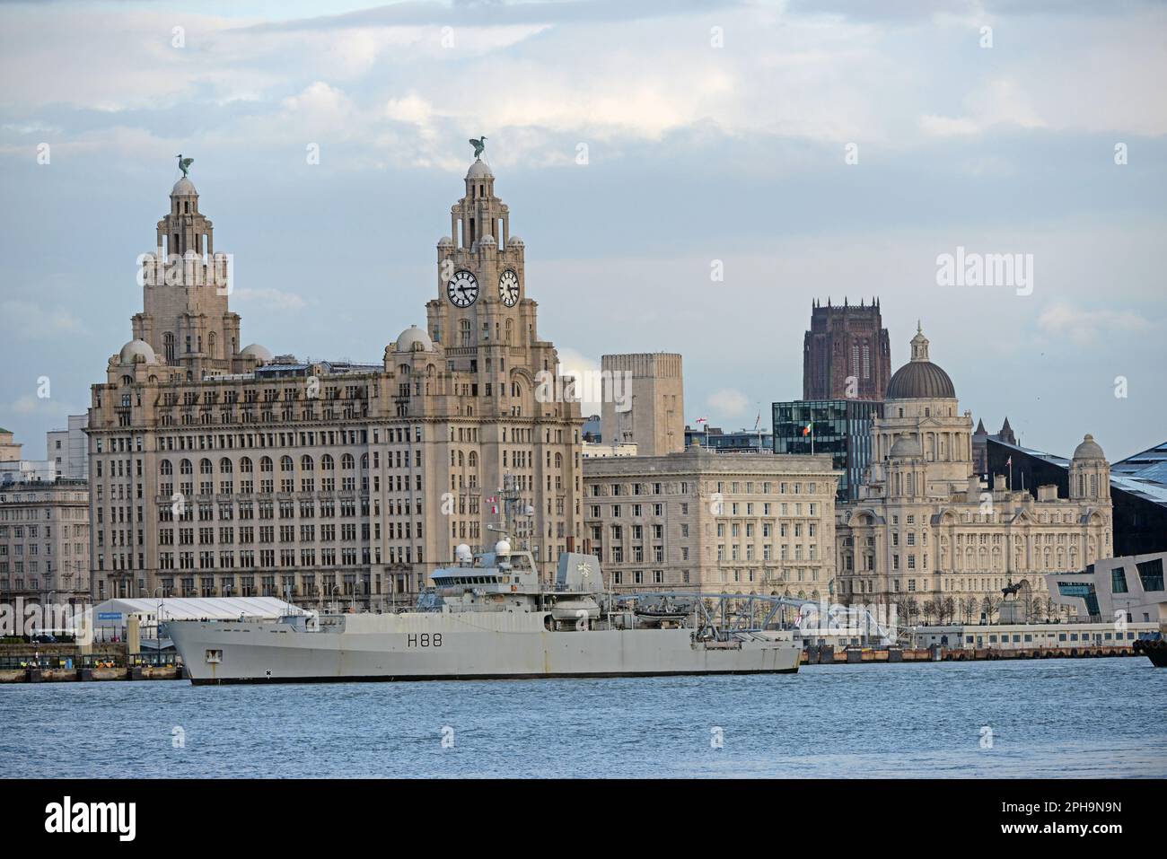 HMS ENTERPRISE attracca accanto al terminal delle navi da crociera DI LIVERPOOL sul FIUME MERSEY Foto Stock