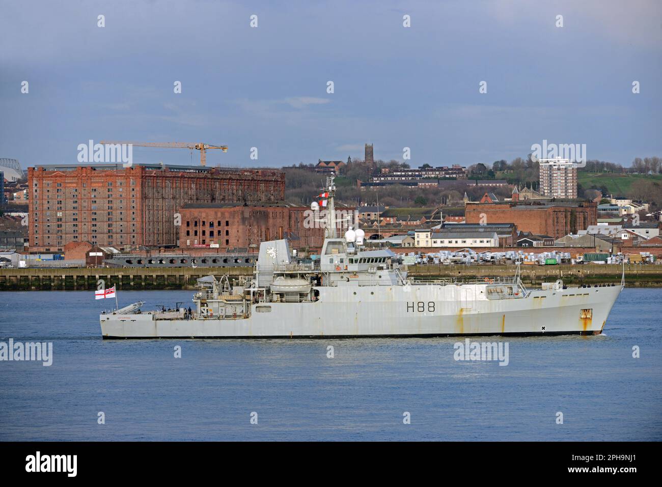 HMS ENTERPRISE nel FIUME MERSEY passando dal magazzino di tabacco Stanley Dock per il TERMINAL DELLE NAVI DA CROCIERA DI LIVERPOOL per lo scalo Foto Stock