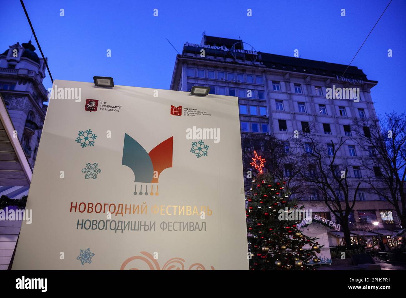 Immagine di un cartello con il logo del festival del nuovo anno organizzato dal governo di Mosca e dal Dipartimento per l'Economia esterna e Internazionale Foto Stock