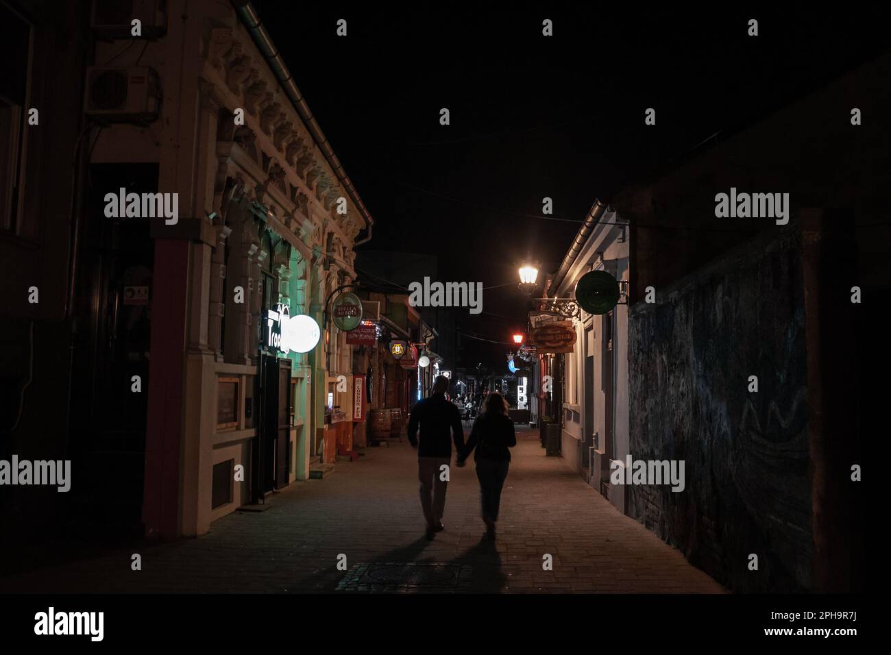 Foto della strada laze Teleckog di notte, a Novi Sad, Serbia. E' una strada  pedonale iconica della vita notturna Novi Sad, con bar, pub e ristoranti  Foto stock - Alamy