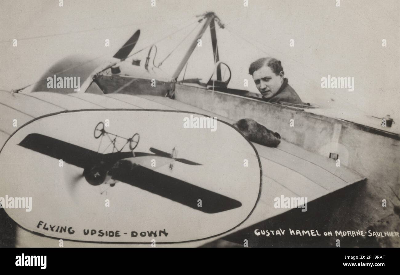 Inghilterra. 1914. Una cartolina fotografica antica dal titolo “Gustav Hamel on Morane-Saulnier – Flying Upside Down”. Raffigura l'aviatore del pioniere britannico, Gustav Hamel, seduto nell'abitacolo del suo monoplano Morane-Saulnier e un'altra immagine che vola a testa in giù. Hamel e Bentfield Hucks sono stati i primi due aviatori britannici a volare a testa in giù. Una cena speciale si è tenuta in loro onore al Royal Automobile Club il 16 gennaio 1914 per celebrare questo successo. Hamel è stato dichiarato morto, di 24 anni, dopo essere scomparso mentre volava sopra la Manica il 23 maggio 1914. Foto Stock