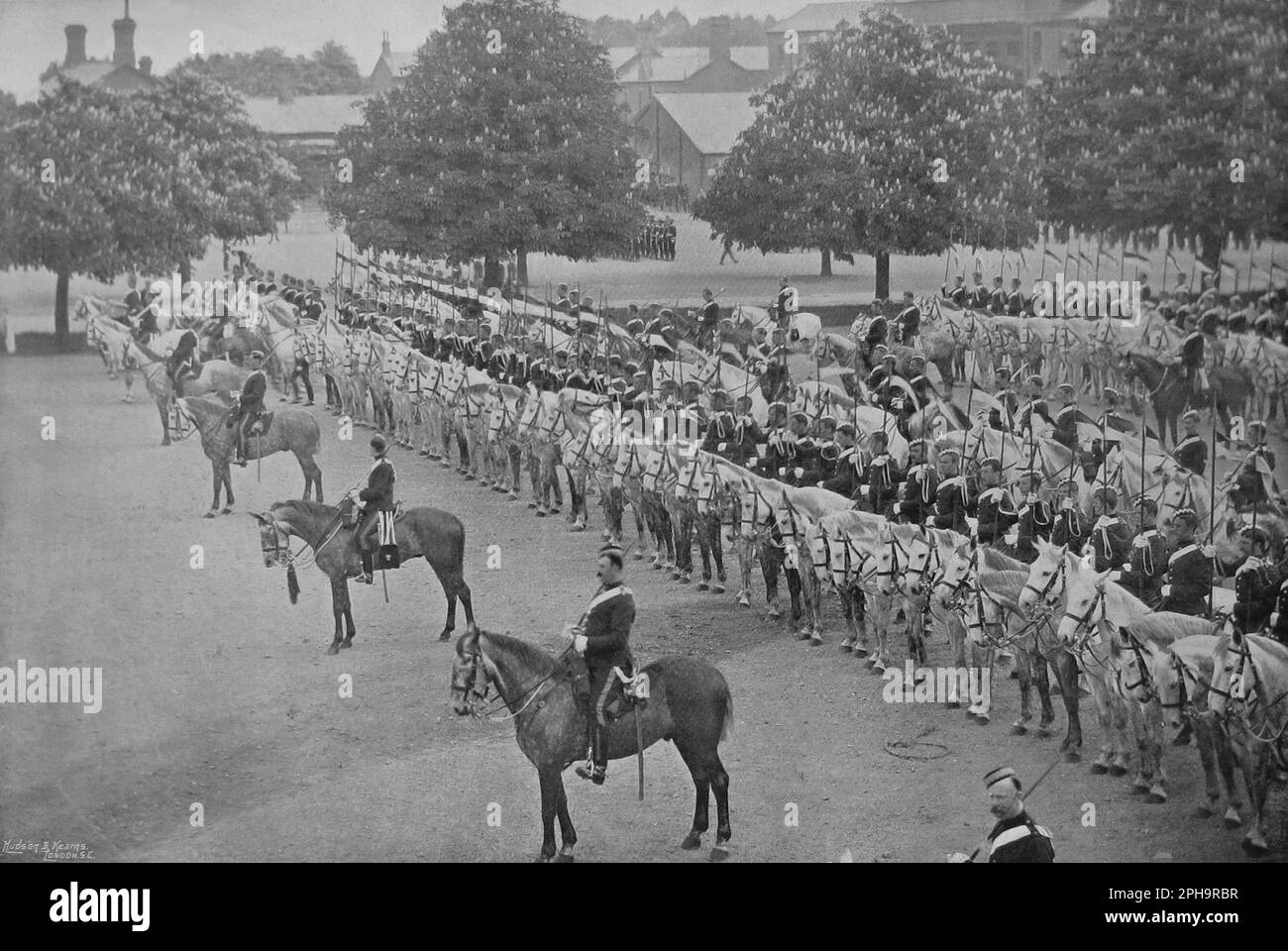 Aldershot, Inghilterra. 1895. Intitolata “Second to None – The Scots Greys”, questa fotografia raffigura il reggimento di cavalleria britannico, 2nd Dragoni (Royal Scots Greys). I soldati sono montati sui loro cavalli grigi, per i quali il reggimento ha guadagnato il suo nome. Come la leggenda narra, i cavalli grigi furono inizialmente regalati al reggimento da re Guglielmo III per il loro buon servizio nelle Fiandre. Foto Stock