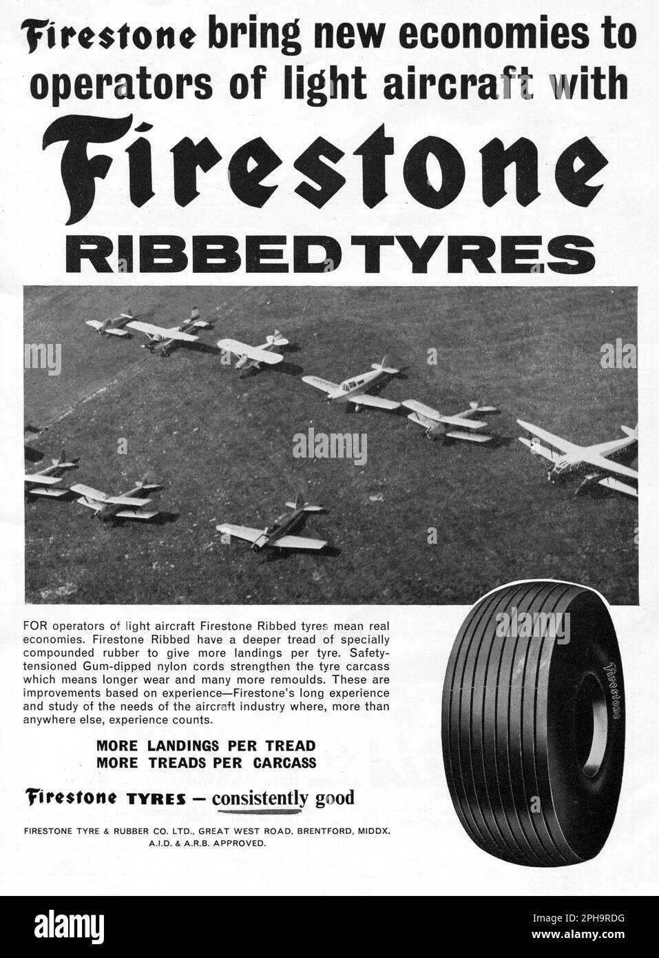 Un annuncio del 1964 per Firestone Tyre & Rubber Co.. Ltd., promuovendo i pneumatici per aerei, utilizzando lo slogan “Firestone porta nuove economie agli operatori di aeromobili leggeri con Firestone Ribbed Tyres – più atterraggi per battistrada, più battistrada per carcassa”. Foto Stock