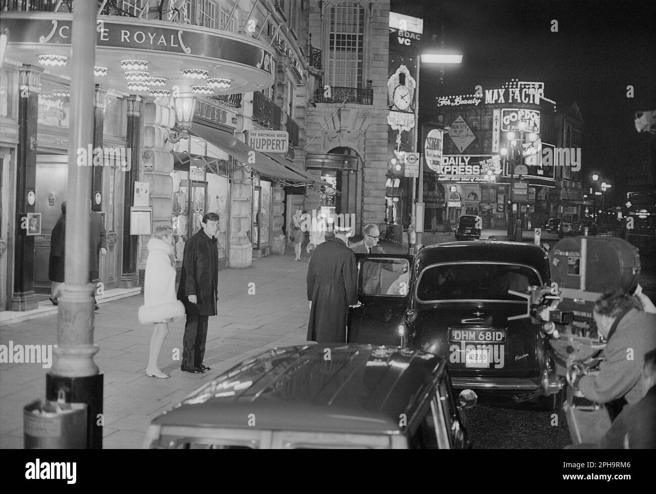 Londra. circa 1967. Una fotografia di mia Farrow e Laurence Harvey al di fuori del Café Royal, Regent Street a Piccadilly, Londra, scattata dietro le quinte durante le riprese del film di spia britannico neo-noir, ‘A Dandy in aspic’. Il film è stato diretto da Anthony Mann. Foto Stock