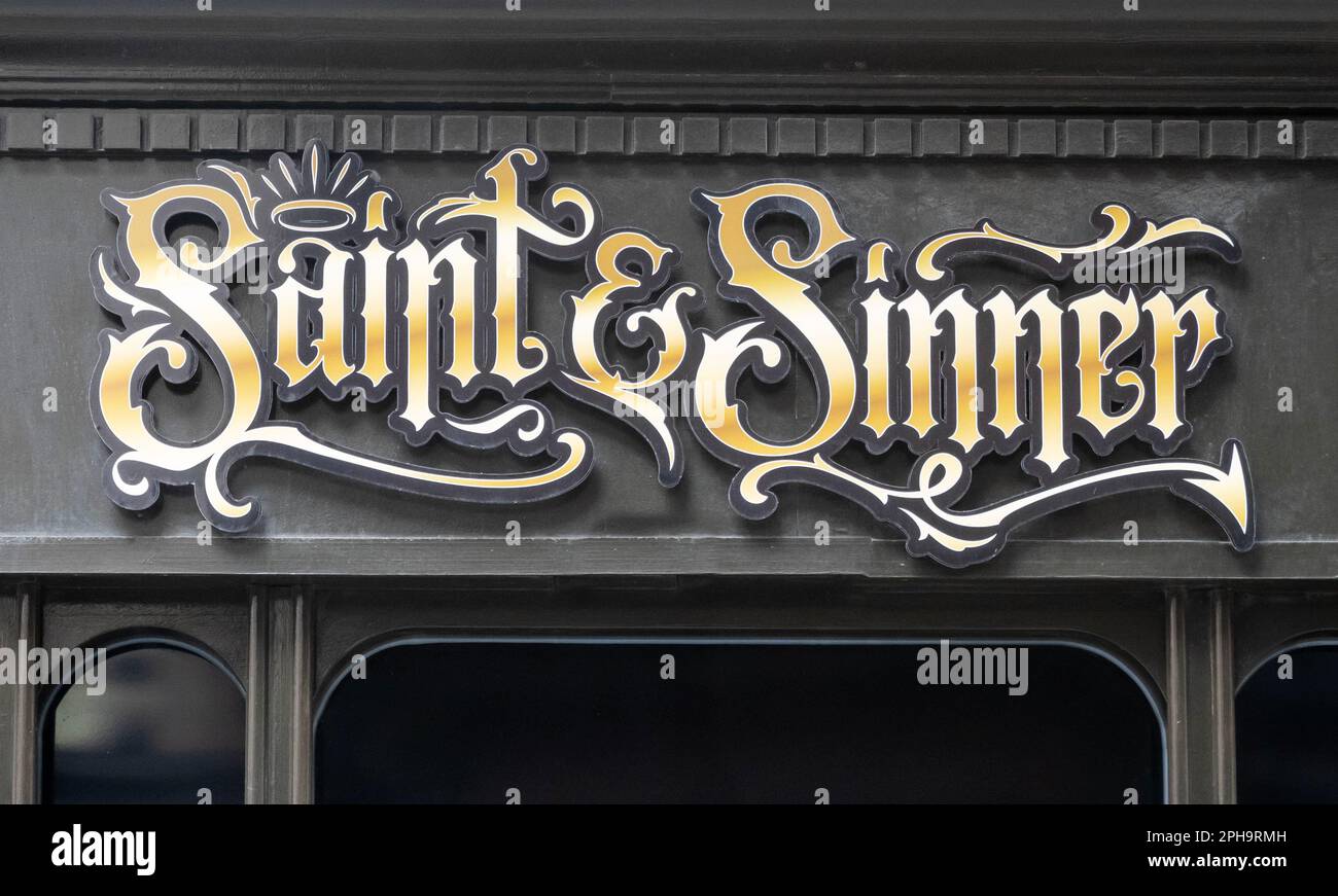 Firma fuori Saint & Sinner Tattoo Parlor a Liverpool Foto Stock