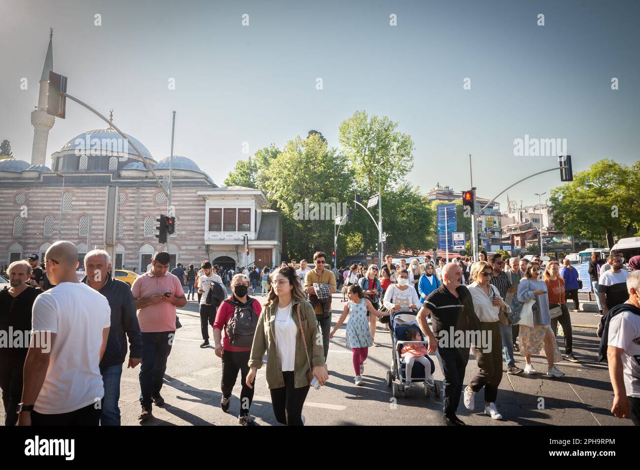 Foto di un passaggio pedonale turco a Istanbul, in turchia, con una folla di persone che passano. Foto Stock