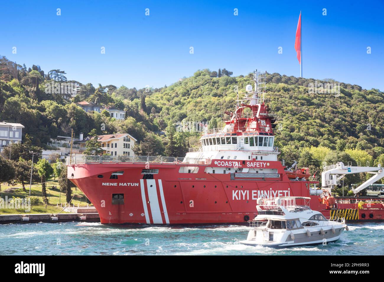 Foto di una barca a Istanbul, Turchia, appartenente a Kiyi Emniyeti, la sicurezza costiera della Turchia. La direzione generale della sicurezza costiera è stata es Foto Stock