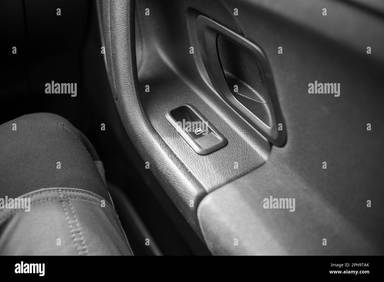 particolare della porta passeggero anteriore di un'automobile, in bianco e nero Foto Stock