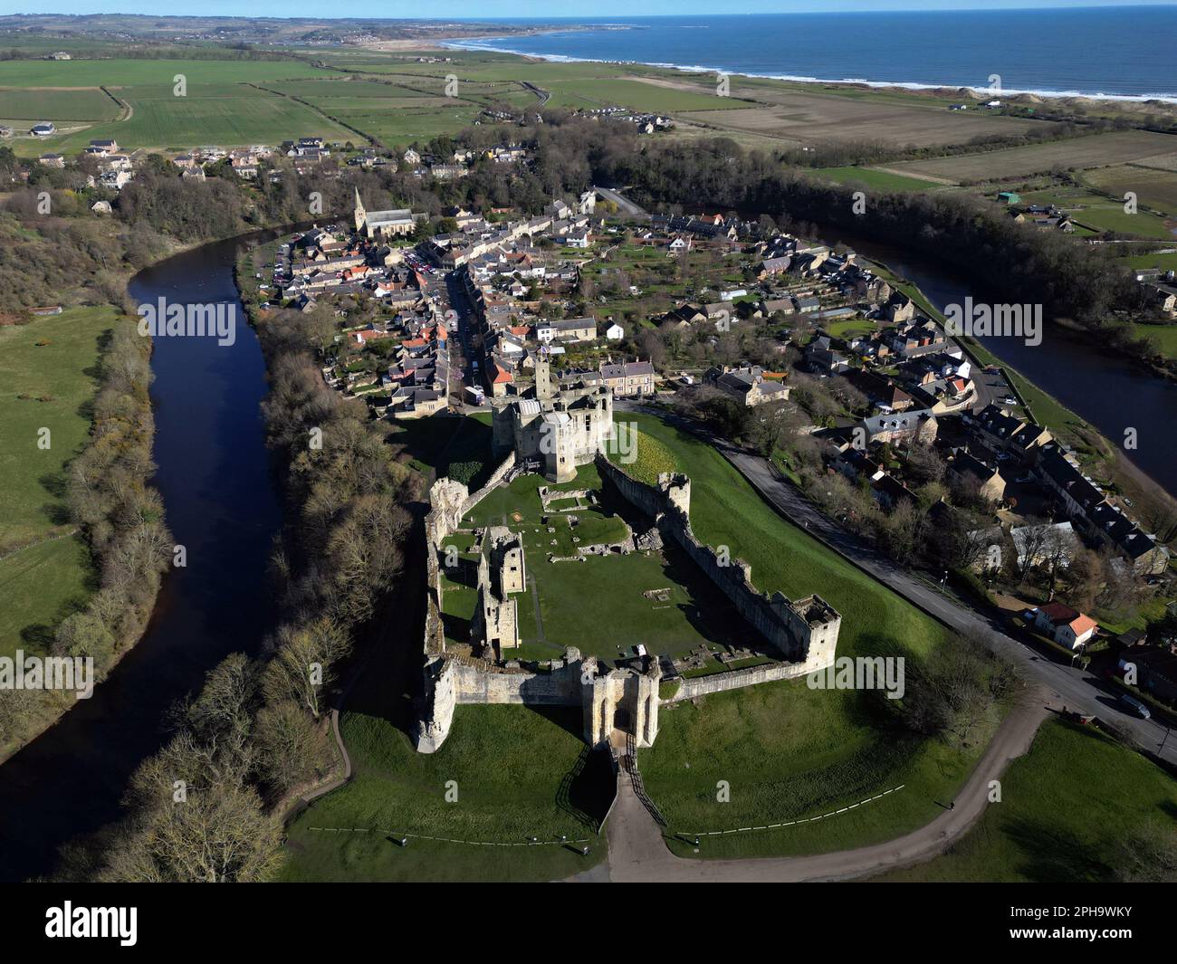 Una vista sulle rovine del castello di Warkworth della metà del 12th ° secolo. Data immagine: Lunedì 27 marzo 2023. Foto Stock