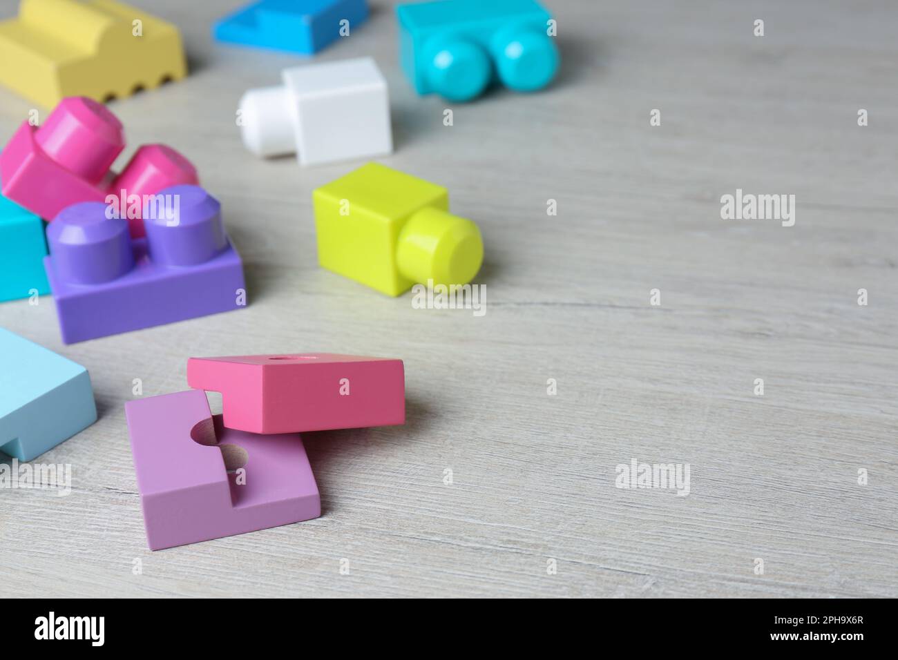 Blocchi di legno colorati su un tavolo bianco, spazio per il testo. Concetto di terapia ABA Foto Stock