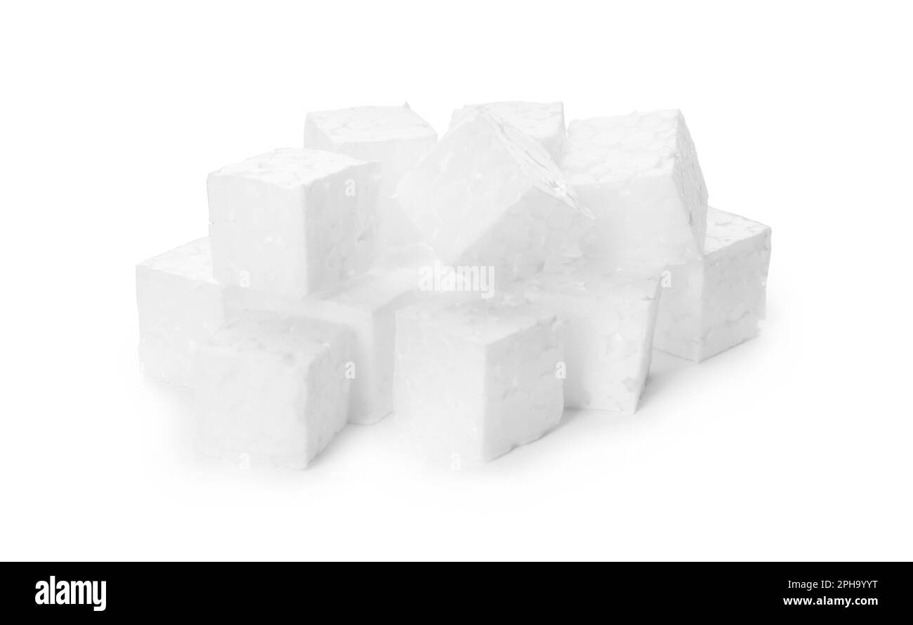 Pila di cubetti di polistirolo su fondo bianco Foto Stock