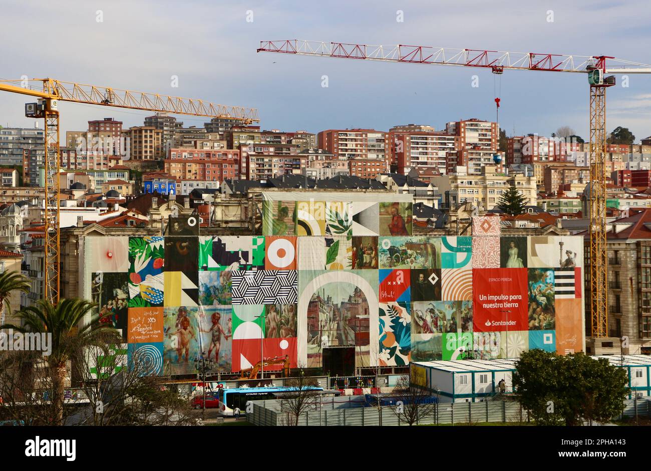 Il vecchio quartier generale della banca di Santander in via di riponimento in un museo con gru a torre e coperto di grafica Santander Cantabria Spagna Foto Stock