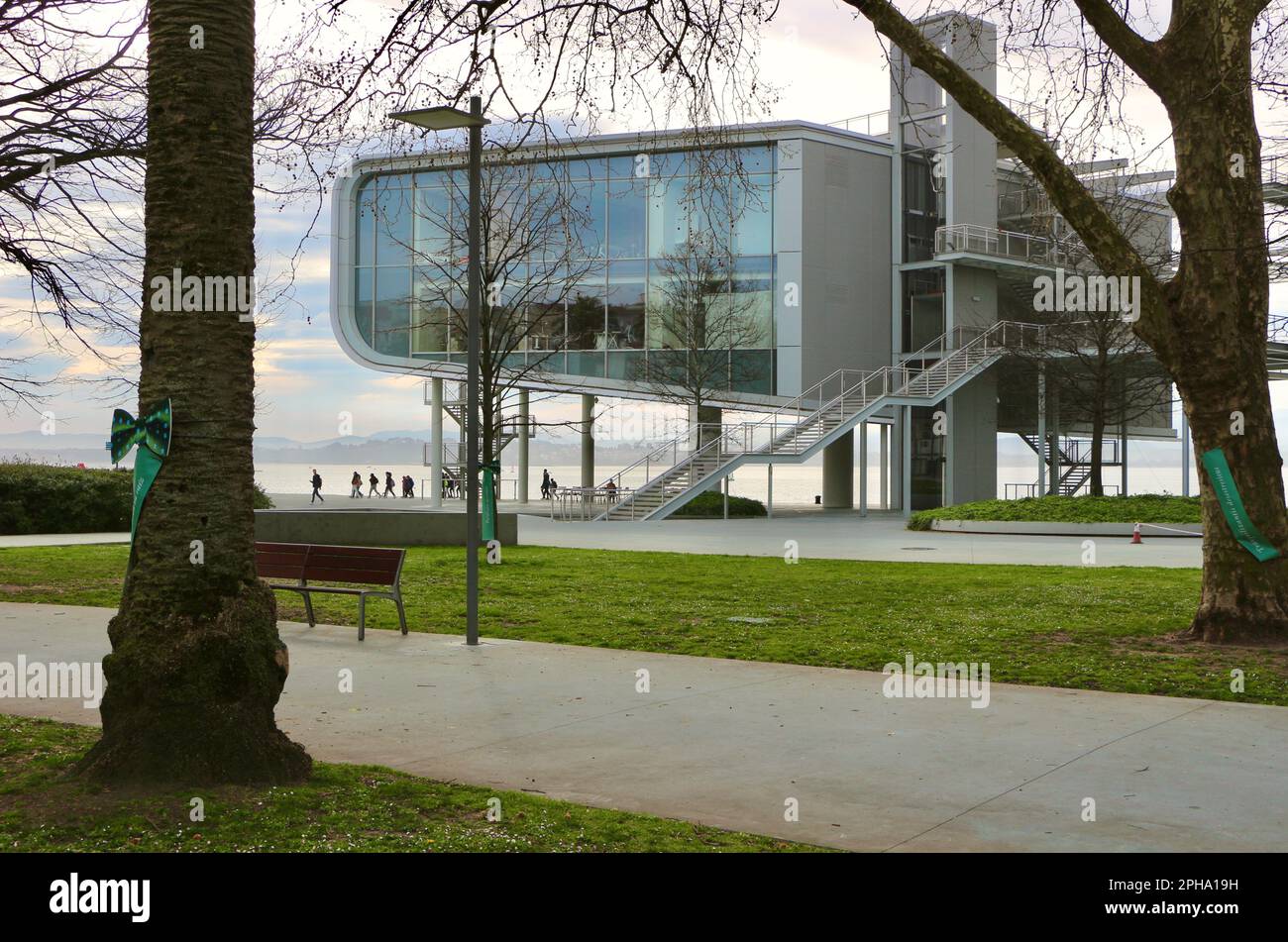 Nastri e archi in tress per il festival annuale albero il 26 marzo con il Botin Arts Centre Giardini Pereda Santander Cantabria Spagna Foto Stock