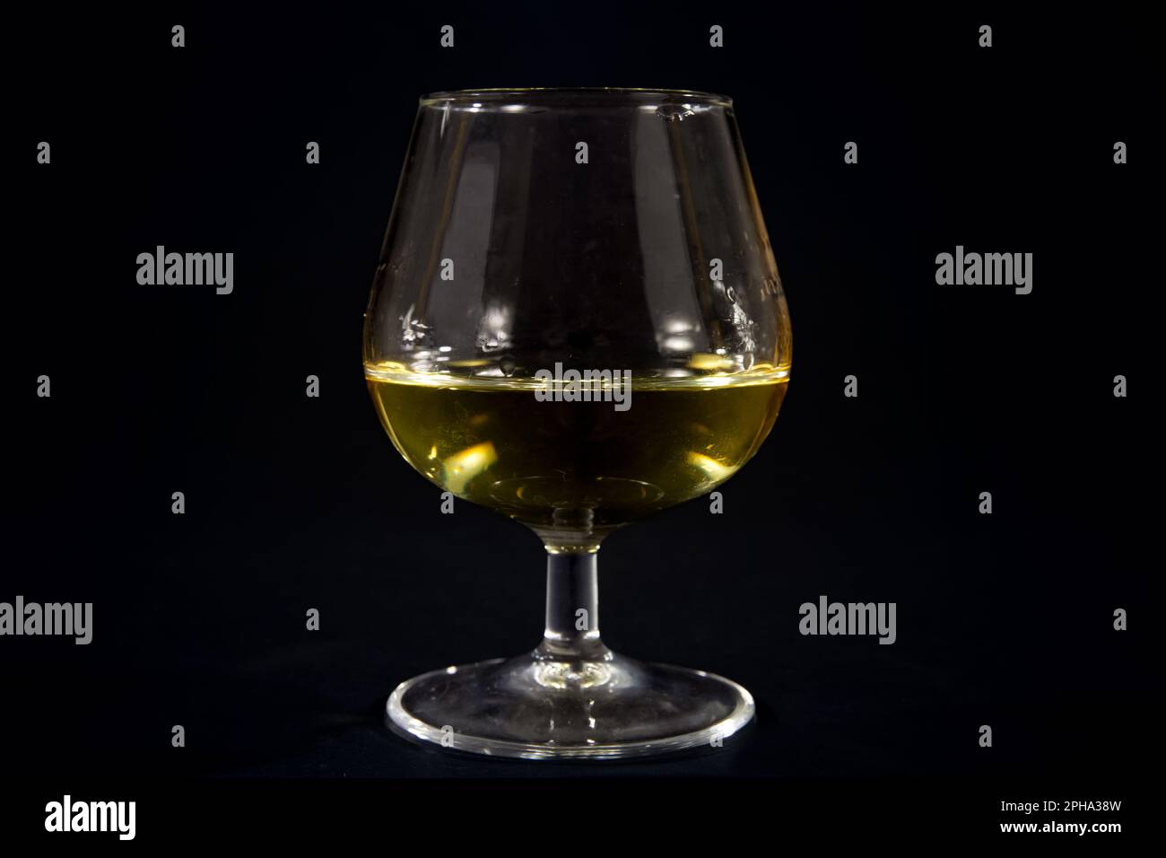 Immagine di un calice di cognac pieno di brandy, con la sua tipica forma di brandy. Cognac è una varietà di acquavite che prende il nome dal comune di Cognac, Francia. IO Foto Stock