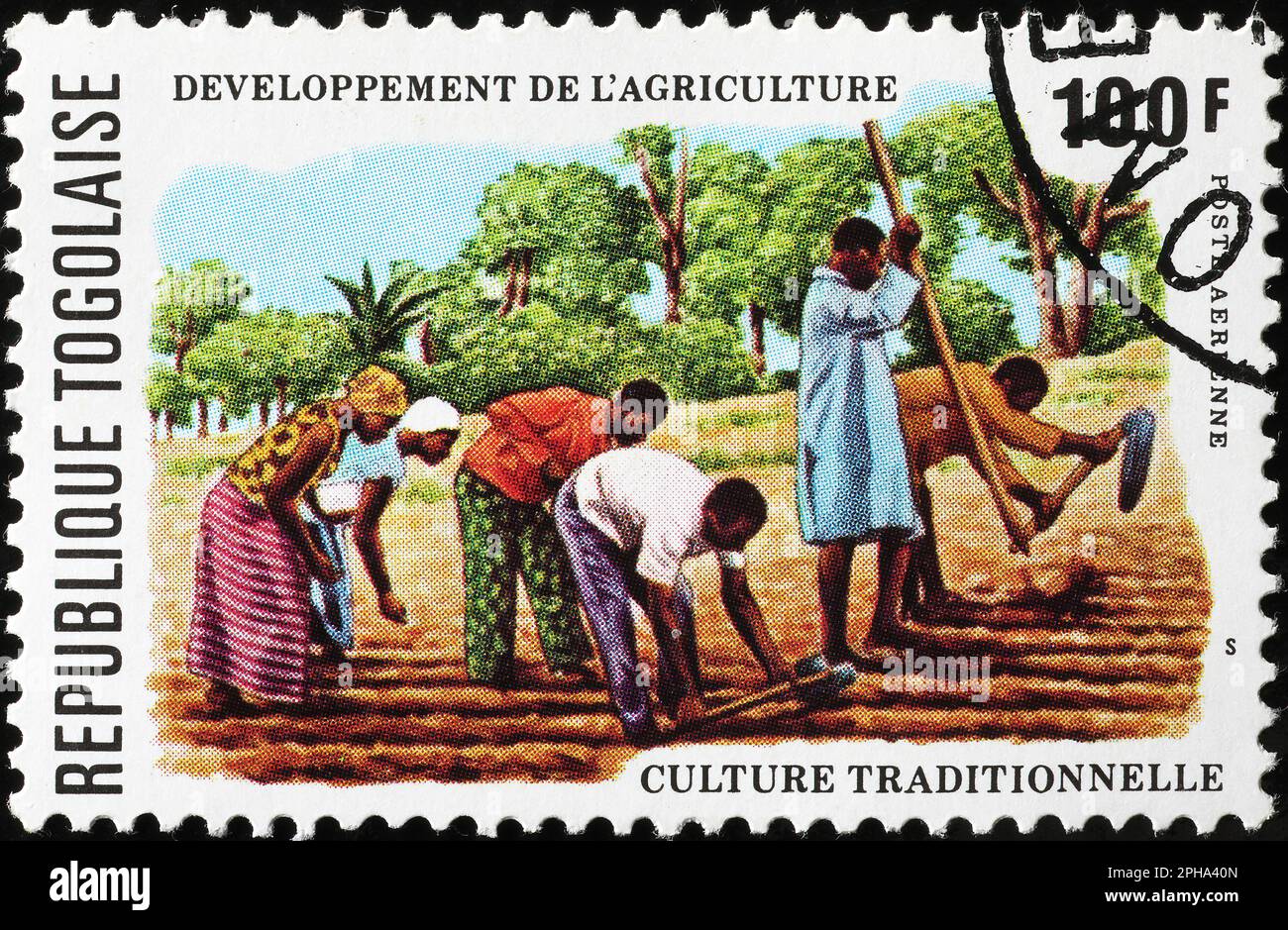 Agricoltori al lavoro in un campo sul francobollo di Togo Foto Stock