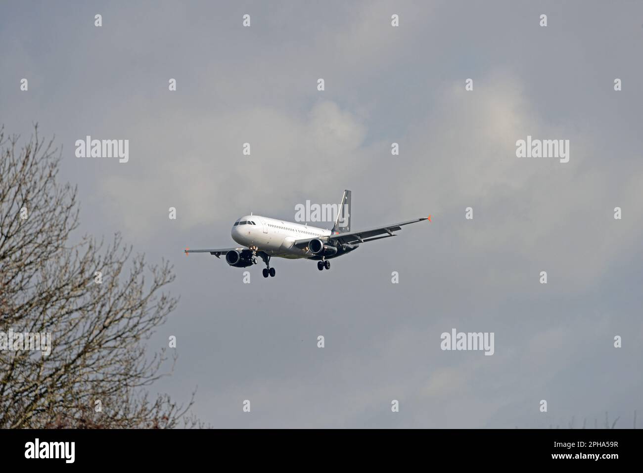 TITAN Airways, Airbus A320, G-POWM, sull'approccio finale alla pista 27 all'Aeroporto John Lennon di Liverpool, Liverpool, Merseyside, Inghilterra Foto Stock