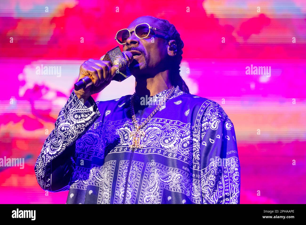 Berlino, Germania. 23rd Mar, 2023. Snoop Dogg tiene un concerto al Max-Schmeling-Halle di Berlino, in Germania, il 23 marzo 2023. (Foto di Emmanuele Contini/NurPhoto) Credit: NurPhoto SRL/Alamy Live News Foto Stock