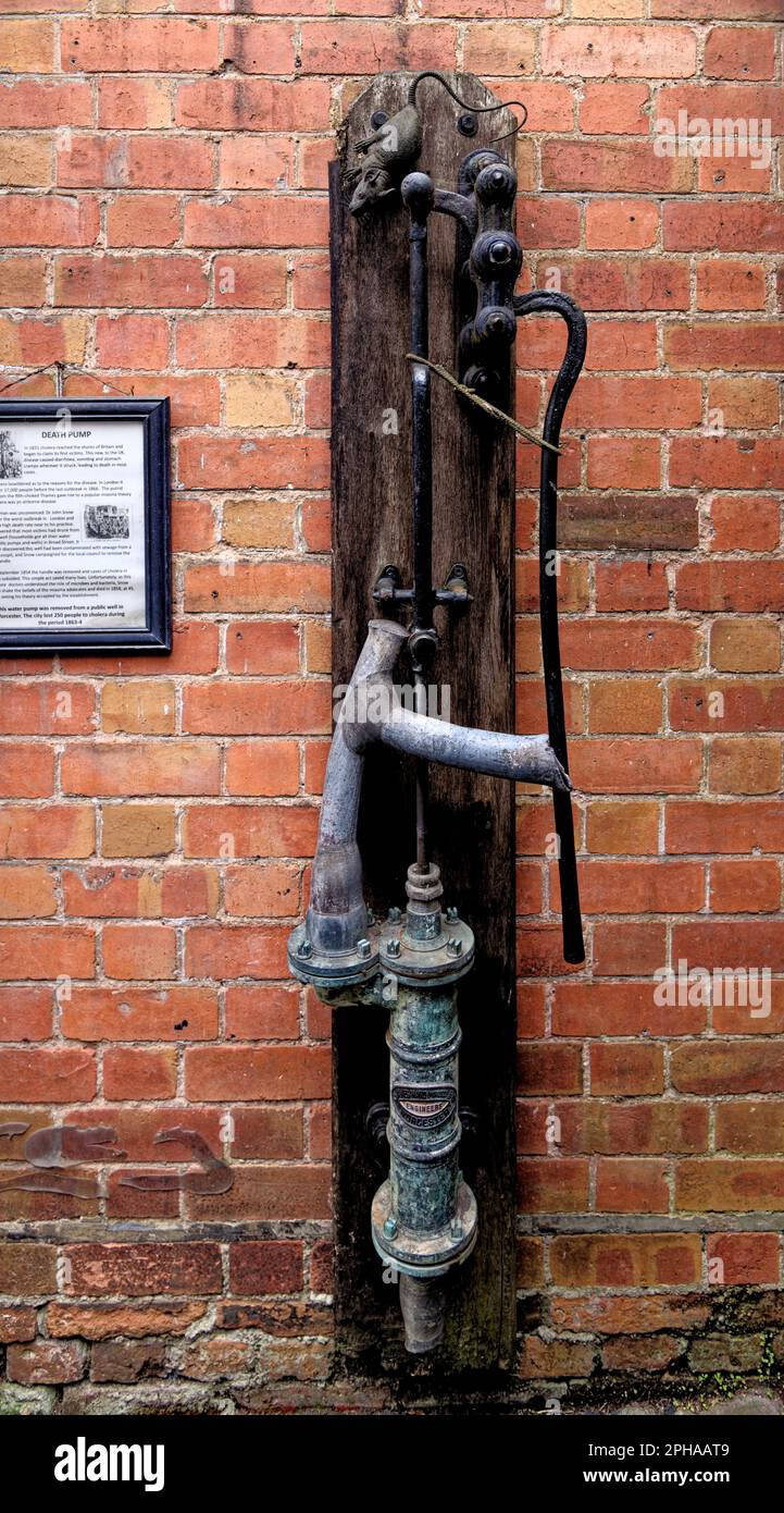 Pompa di morte - memoriale al dottor John Snow che per primo teorizzò che il colera era una malattia portata dall'acqua. Foto scattata a Worcester, Worcestershire, Inghilterra, U. Foto Stock