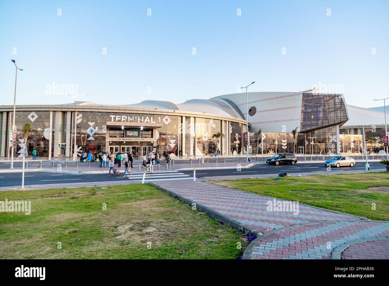 Turisti che arrivano all'Aeroporto Internazionale di Sharm El-Sheikh in Egitto Foto Stock