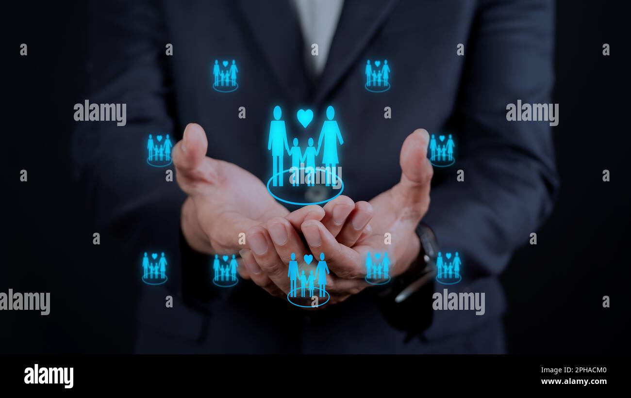 Uomo d'affari mano che tiene Famiglia icona. protezione della sicurezza e assicurazione sanitaria. Foto Stock
