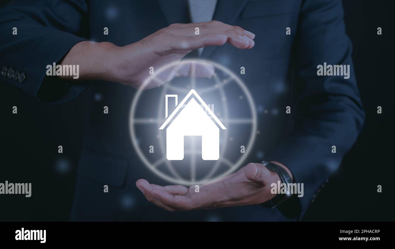 Uomo d'affari che tiene casa icona. Assicurazione di sicurezza della proprietà. servizio di proprietà globale e simbolo di casa. Foto Stock