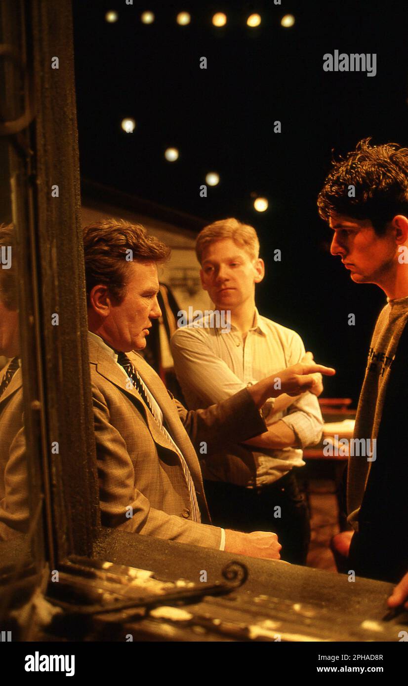Albert Finney, Kenneth Branagh e Rupert Everett sul set di 'un altro paese' al Queens Theatre London UK Foto Stock