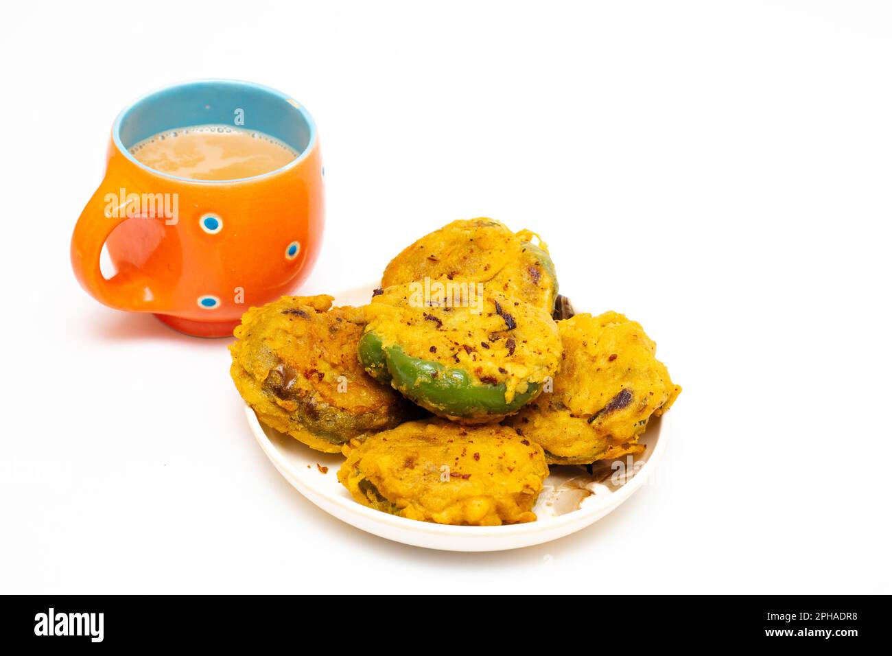 colazione con spuntini indiani a base di capsicum e farina di ceci con tisana Foto Stock