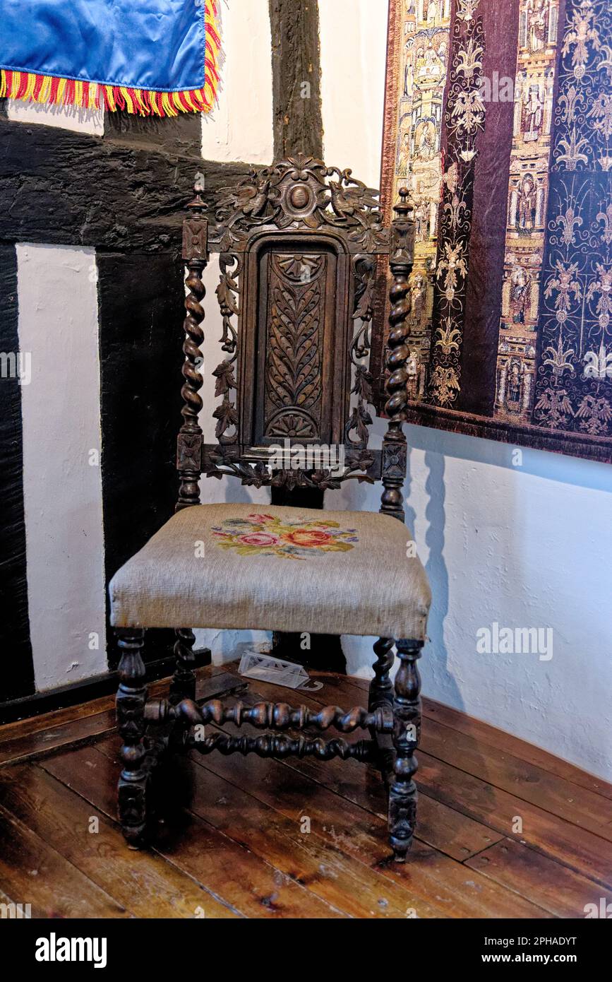 Vecchia sedia, mobili antichi in legno di quercia vintage al Tudor House Museum Worcester, Worcestershire, Inghilterra, Regno Unito - 28th gennaio 2023 Foto Stock