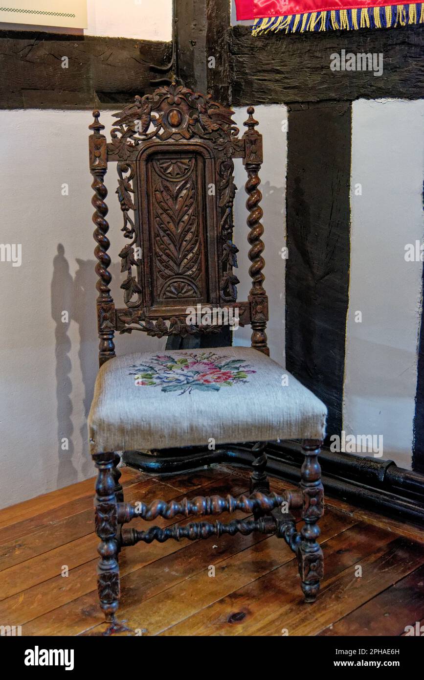 Vecchia sedia, mobili antichi in legno di quercia vintage al Tudor House Museum Worcester, Worcestershire, Inghilterra, Regno Unito - 28th gennaio 2023 Foto Stock