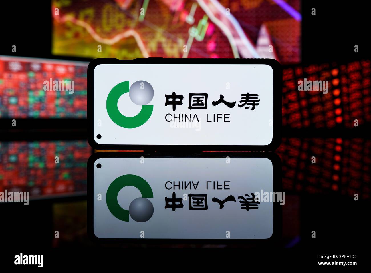 Parigi, Francia - 2023 marzo 28: Le azioni della società China Life sono scese sul mercato azionario. Crisi finanziaria e fallimento della società China Life. Foto Stock