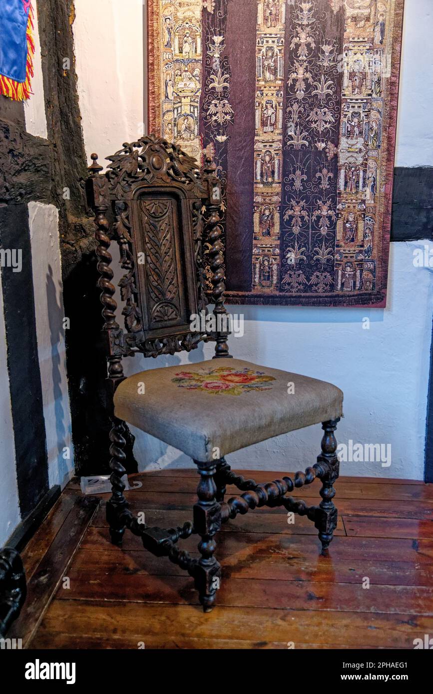 Vecchia sedia, mobili antichi in legno di quercia vintage al Tudor House Museum Worcester, Worcestershire, Inghilterra, Regno Unito - 28th gennaio 2023 Foto Stock