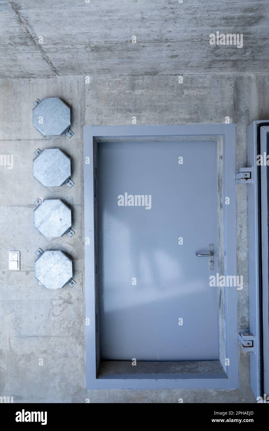 Porta d'ingresso a un bunker in una giornata di sole ad Arzo, Ticino, Svizzera. Foto Stock