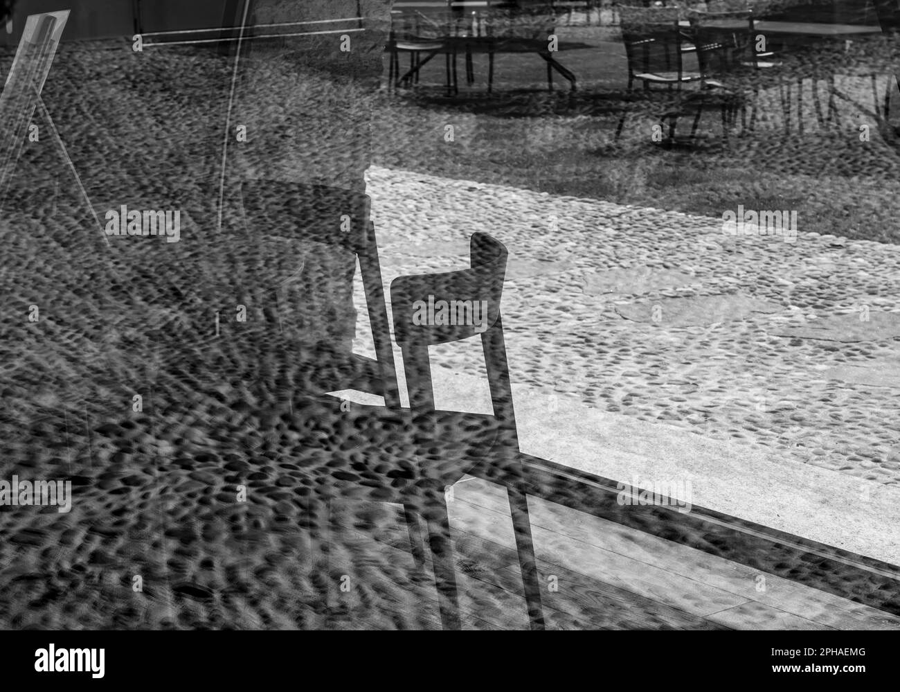 Riflessione della finestra da Cobblestone Street su Mobile in Svizzera. Foto Stock