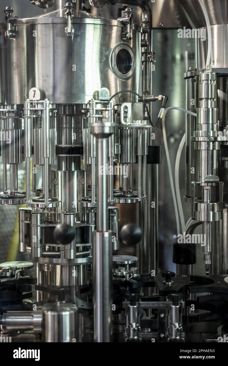 Imbottigliamento automatizzato del vino su nastro trasportatore in fabbrica in Svizzera. Foto Stock