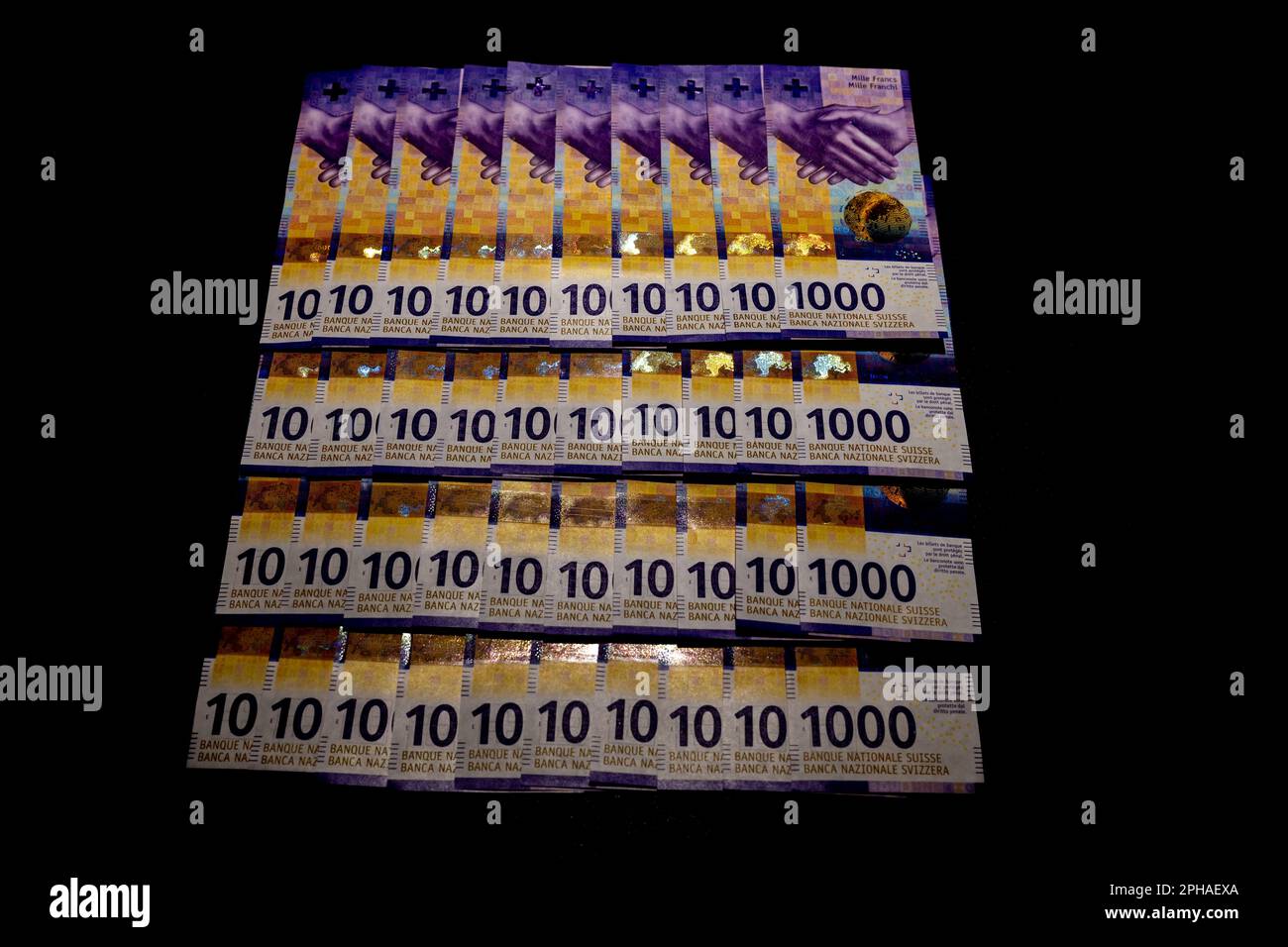 40. 000 nel 1000 banconota da franco svizzero su tavola in Svizzera. Foto Stock