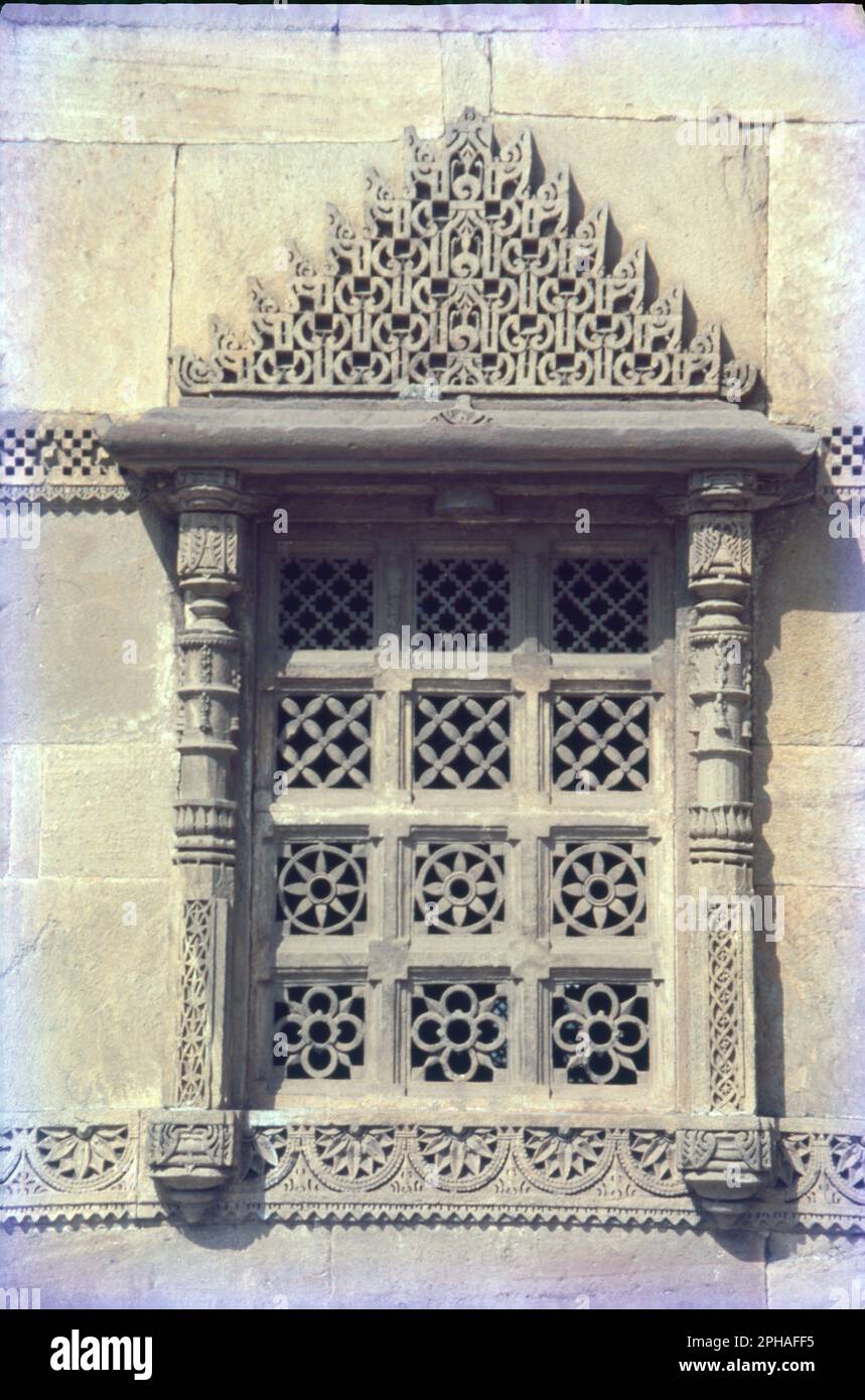 Excellently scolpito finestra, a Shaking Towers (Jhulta Minara), Ahmadabad, Gujrat, India. Foto Stock