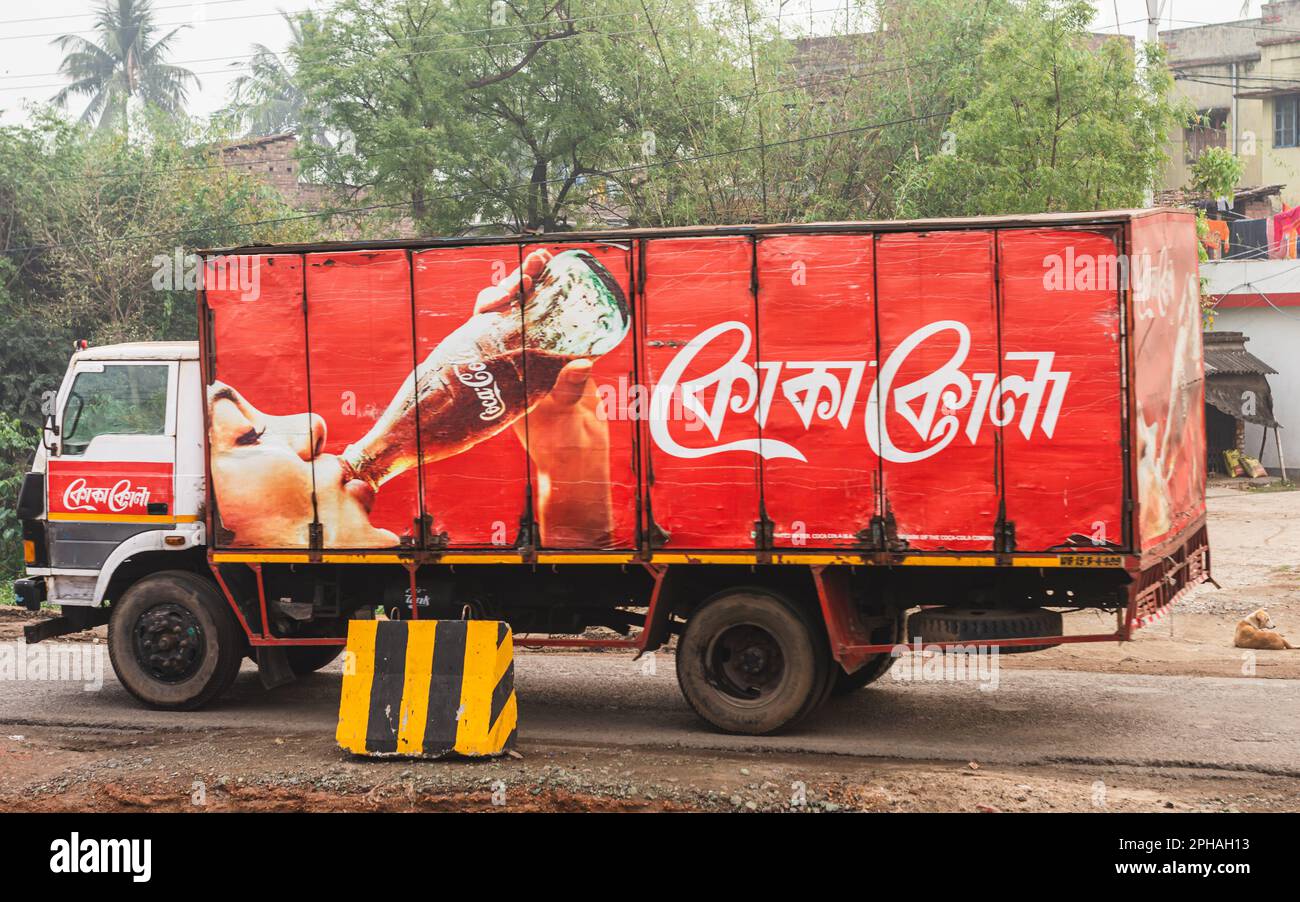 Camion di consegna delle bevande del marchio Coca-Cola sulla strada cittadina. Bardhaman West Bengala India Sud Asia Pacifico 10 marzo 2023 Foto Stock