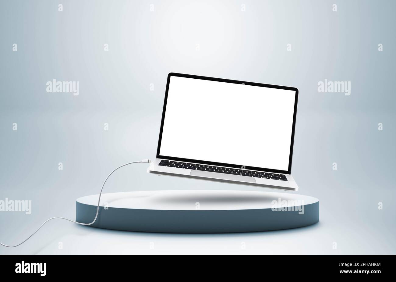 Computer portatile con cavo mobile su piedistallo colorato e sfondo blu, Foto Stock