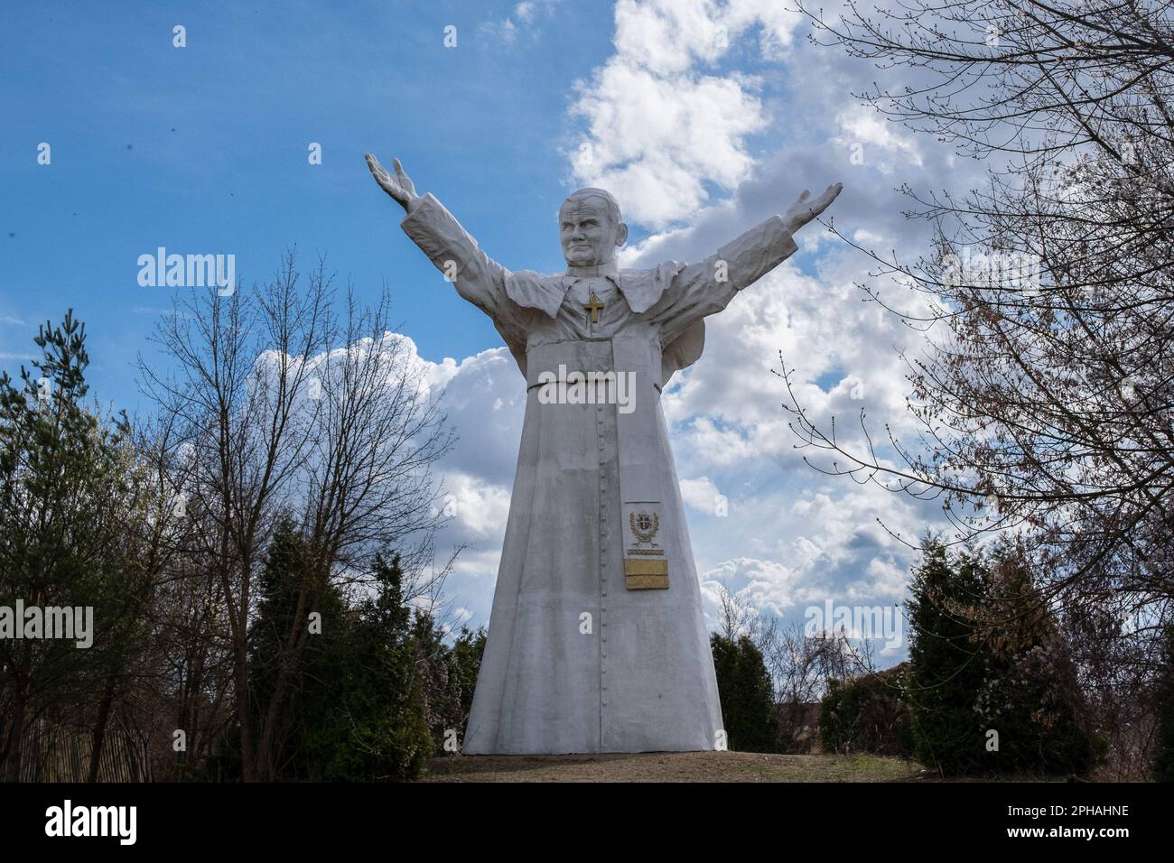 Monumento A Giovanni Paolo Ii Il Monumento a Giovanni Paolo II visto tra gli alberi. Il monumento più