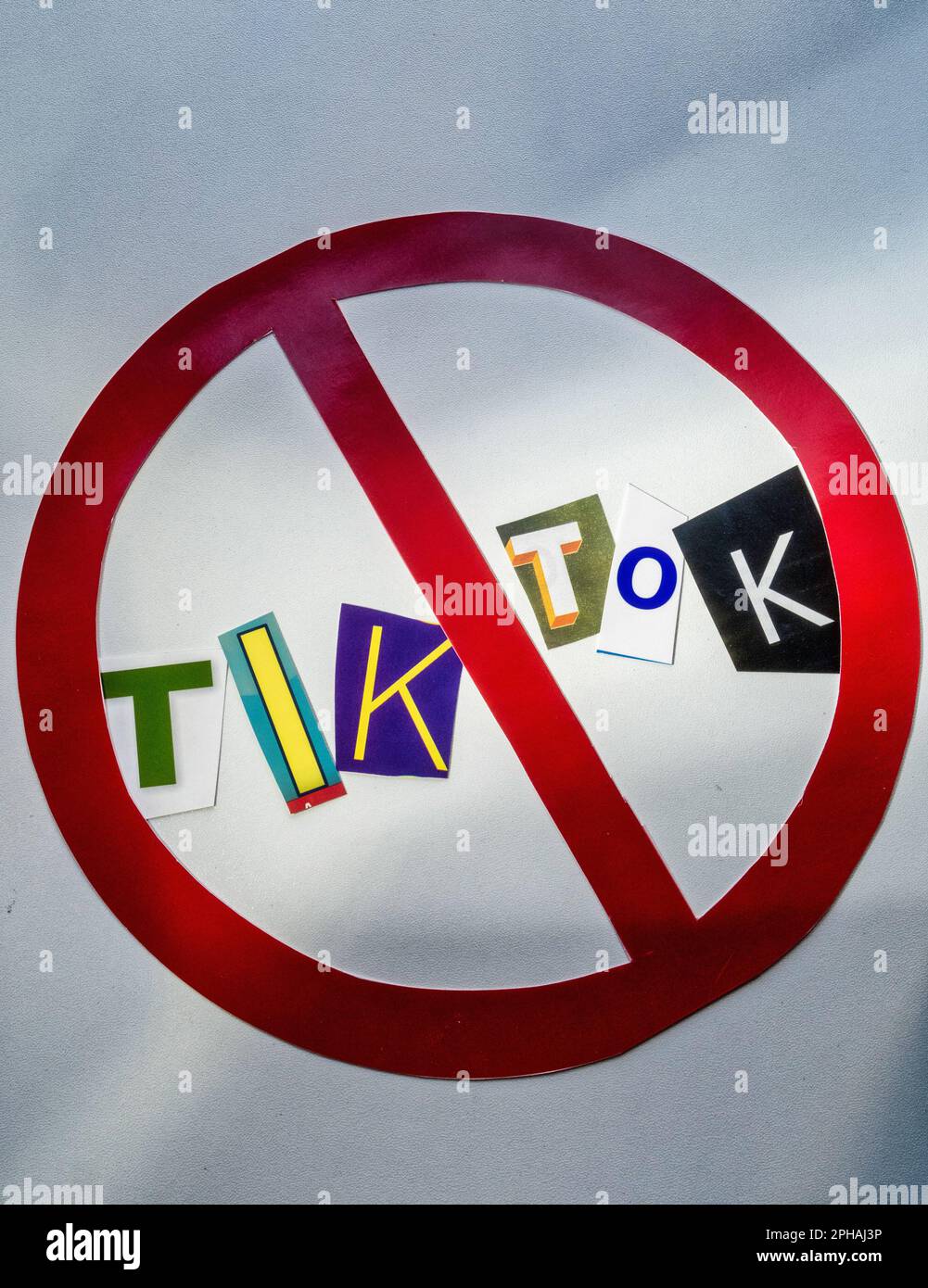 Il concetto di 'Cancel TikTok' usando lettere di carta ritagliate nella tipografia di effetto della nota di riscatto all'interno dell'International NO Symbol, USA 2023 Foto Stock