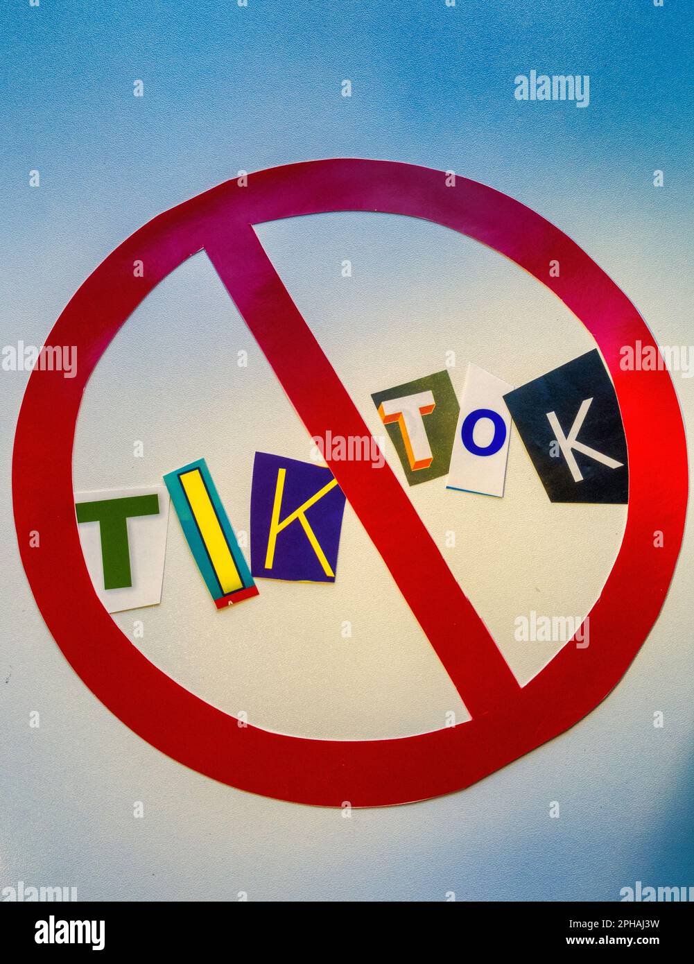 Il concetto di 'Cancel TikTok' usando lettere di carta ritagliate nella tipografia di effetto della nota di riscatto all'interno dell'International NO Symbol, USA 2023 Foto Stock