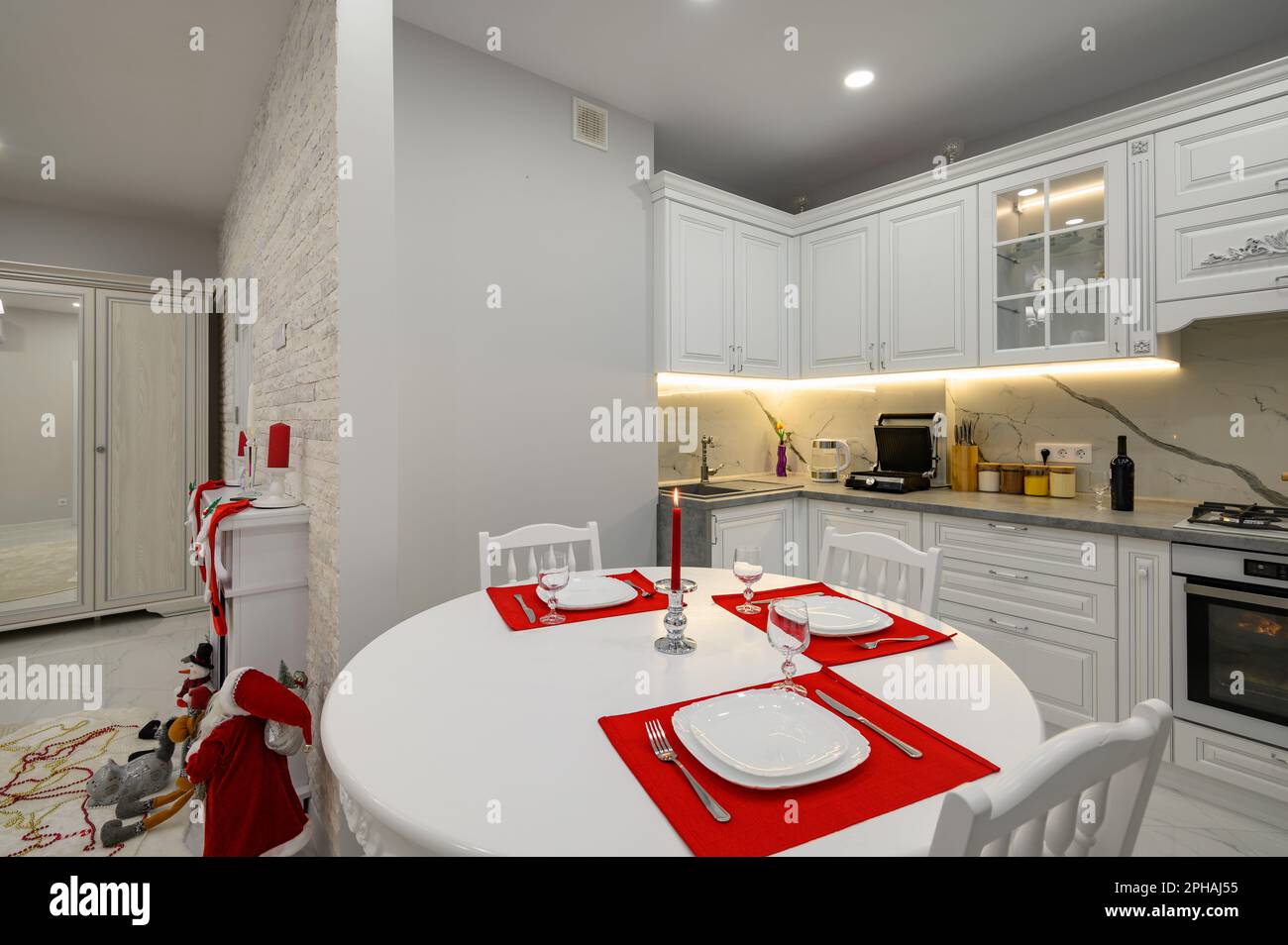 Interno di cucina moderna e luminosa decorata per Natale Foto Stock