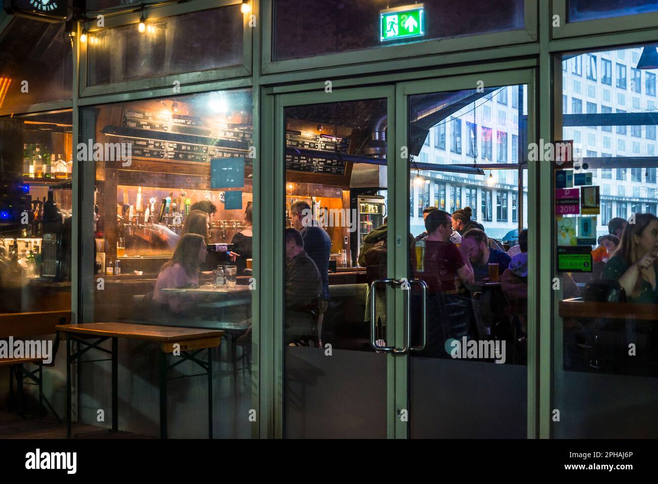 London bar negli archi a Waterloo, Londra, Inghilterra, Regno Unito Foto Stock