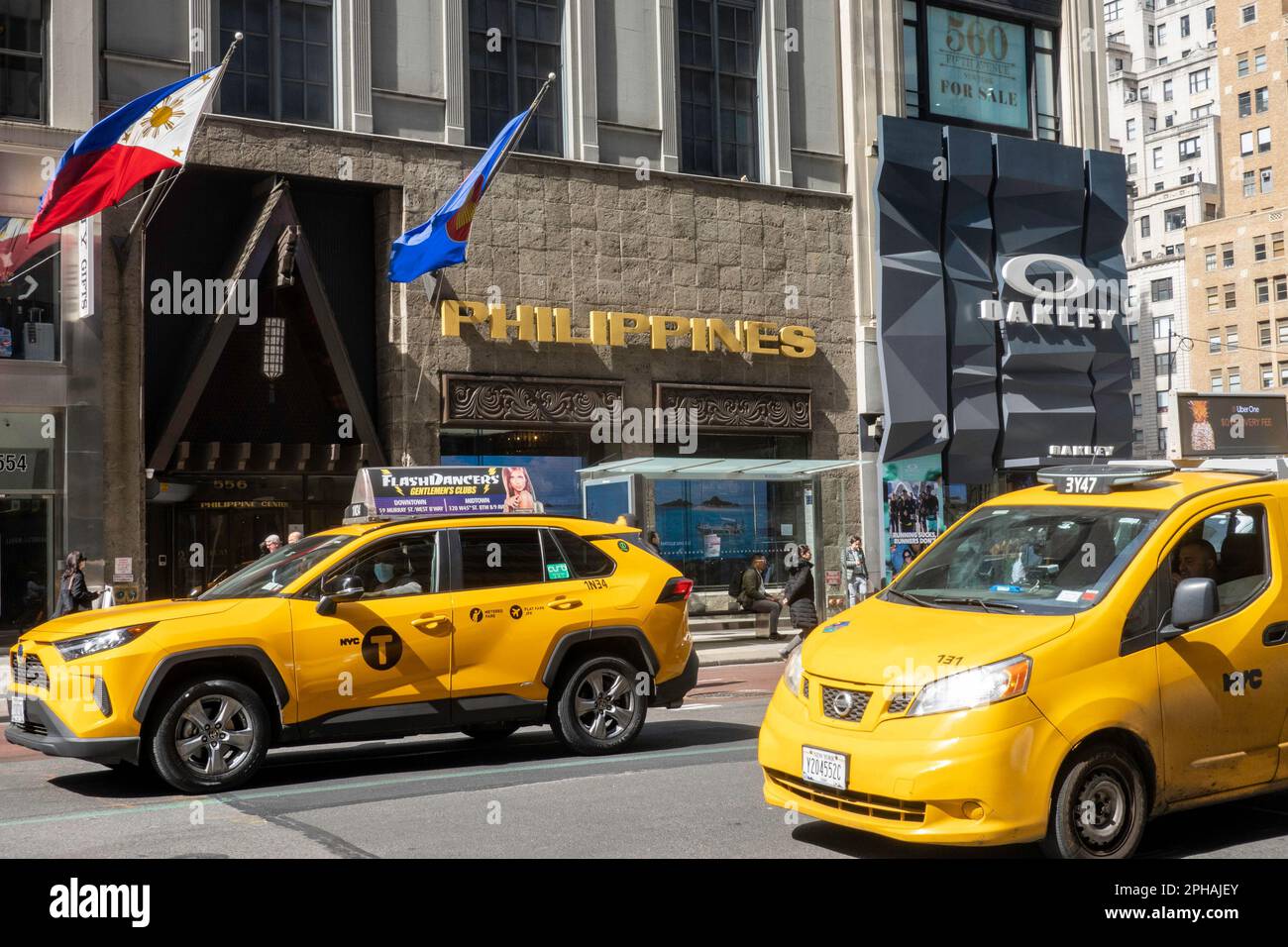 Traffico sulla Fifth Avenue di fronte al consolato generale delle Filippine, Midtown Manhattan, 2023, NYC, USA Foto Stock