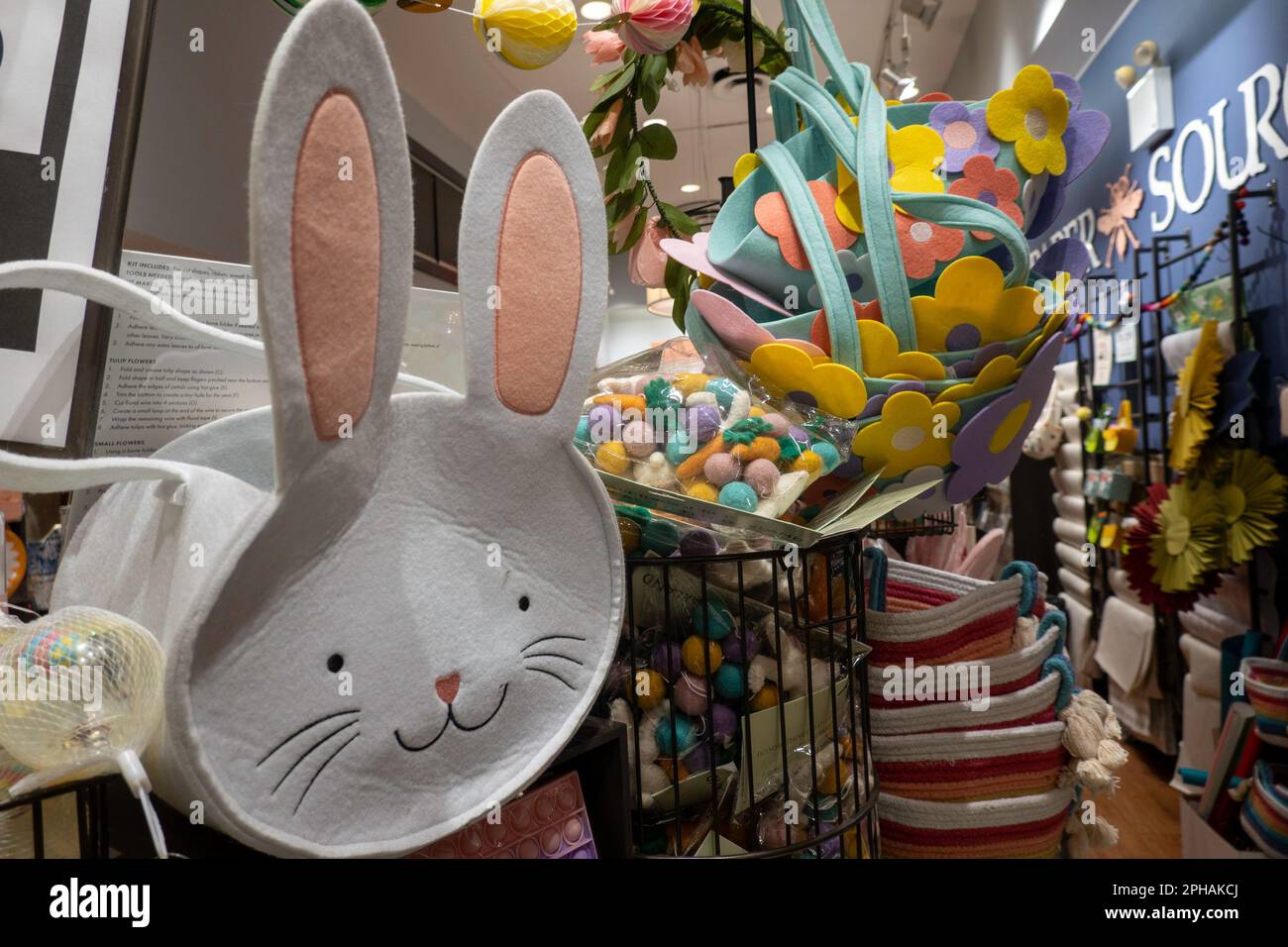 Il merchandising stagionale di Pasqua è disponibile per la vendita presso il negozio fisso del Grand Central Terminal, 2023, New York City, Stati Uniti Foto Stock